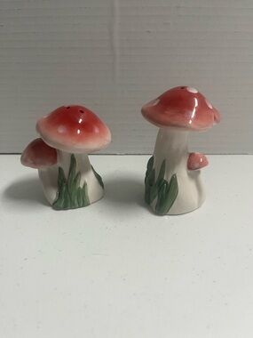 Cracker Barrel Red Mushroom Ceramic Salt and Pepper Shakers-K